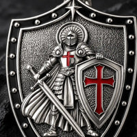 Gros plan du Collier du Bouclier du Croisé avec chevalier et croix rouge