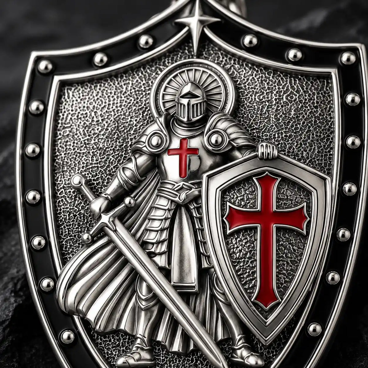 Gros plan du Collier du Bouclier du Croisé avec chevalier et croix rouge