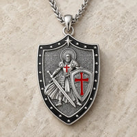Collier du Bouclier du Croisé en cuivre sur pierre médiévale claire