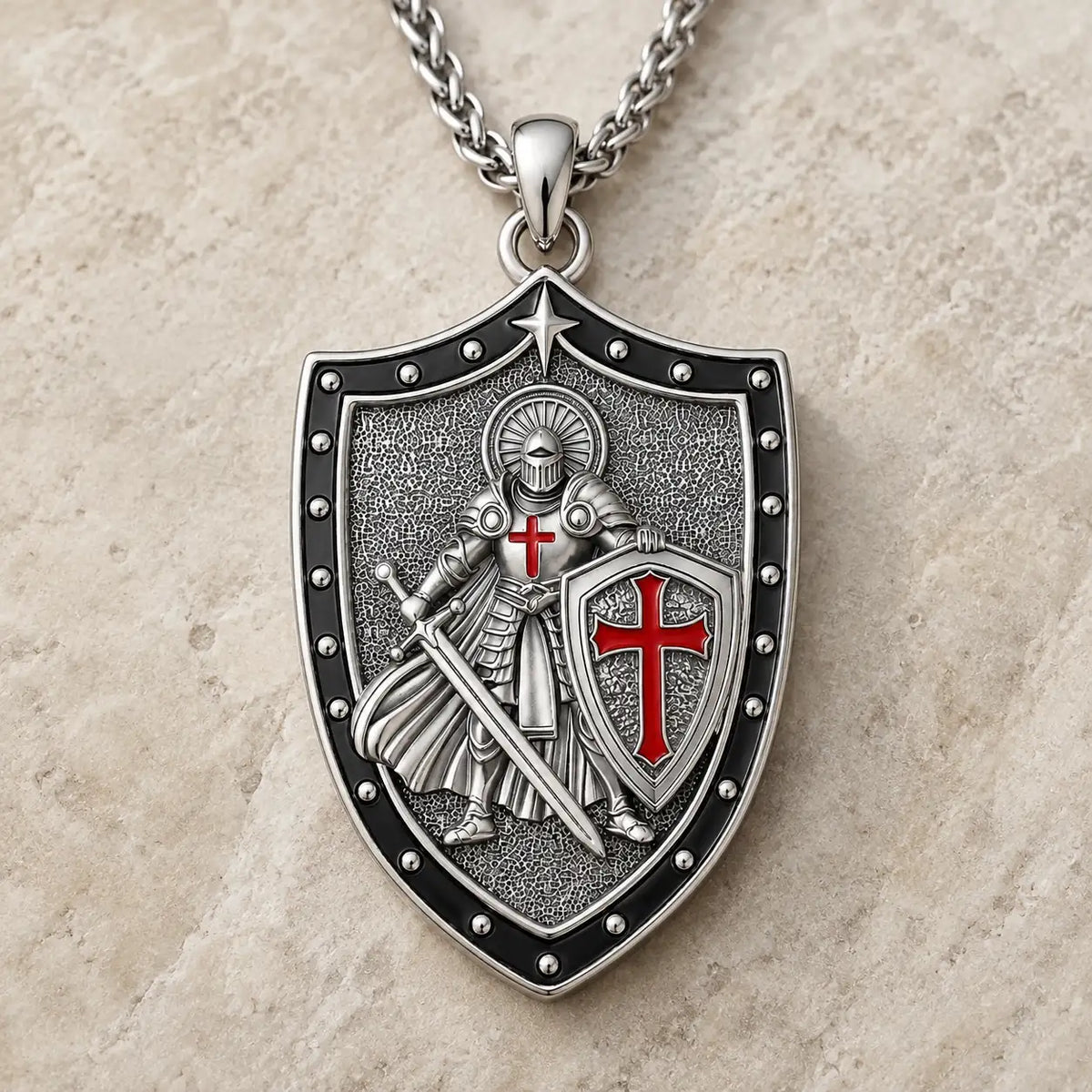 Collier du Bouclier du Croisé en cuivre sur pierre médiévale claire