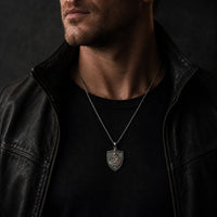 Collier du Bouclier du Croisé en cuivre porté par un homme en tenue noire