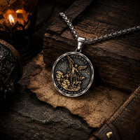 Collier Bouclier de Saint Michel en acier inoxydable mis en scène dans une ambiance médiévale avec pierre, bois ancien et lumière chaude.