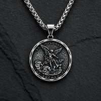 Variante argent vieilli du Collier Bouclier de Saint Michel en acier inoxydable sur fond anthracite sombre.