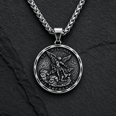Variante argent vieilli du Collier Bouclier de Saint Michel en acier inoxydable sur fond anthracite sombre.