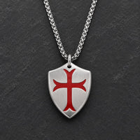 Collier de la Chevalerie argenté avec pendentif bouclier templier et croix rouge sur fond ardoise sombre