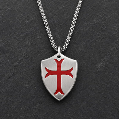 Collier de la Chevalerie argenté avec pendentif bouclier templier et croix rouge sur fond ardoise sombre