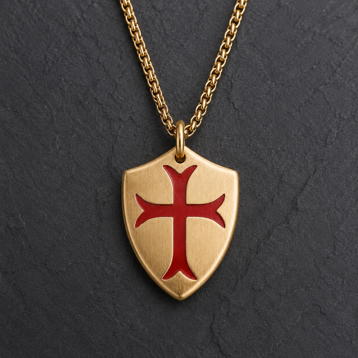 Collier de la Chevalerie doré avec pendentif bouclier templier et croix rouge sur fond ardoise sombre
