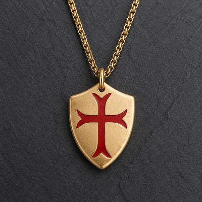 Collier de la Chevalerie doré avec pendentif bouclier templier et croix rouge sur fond ardoise sombre
