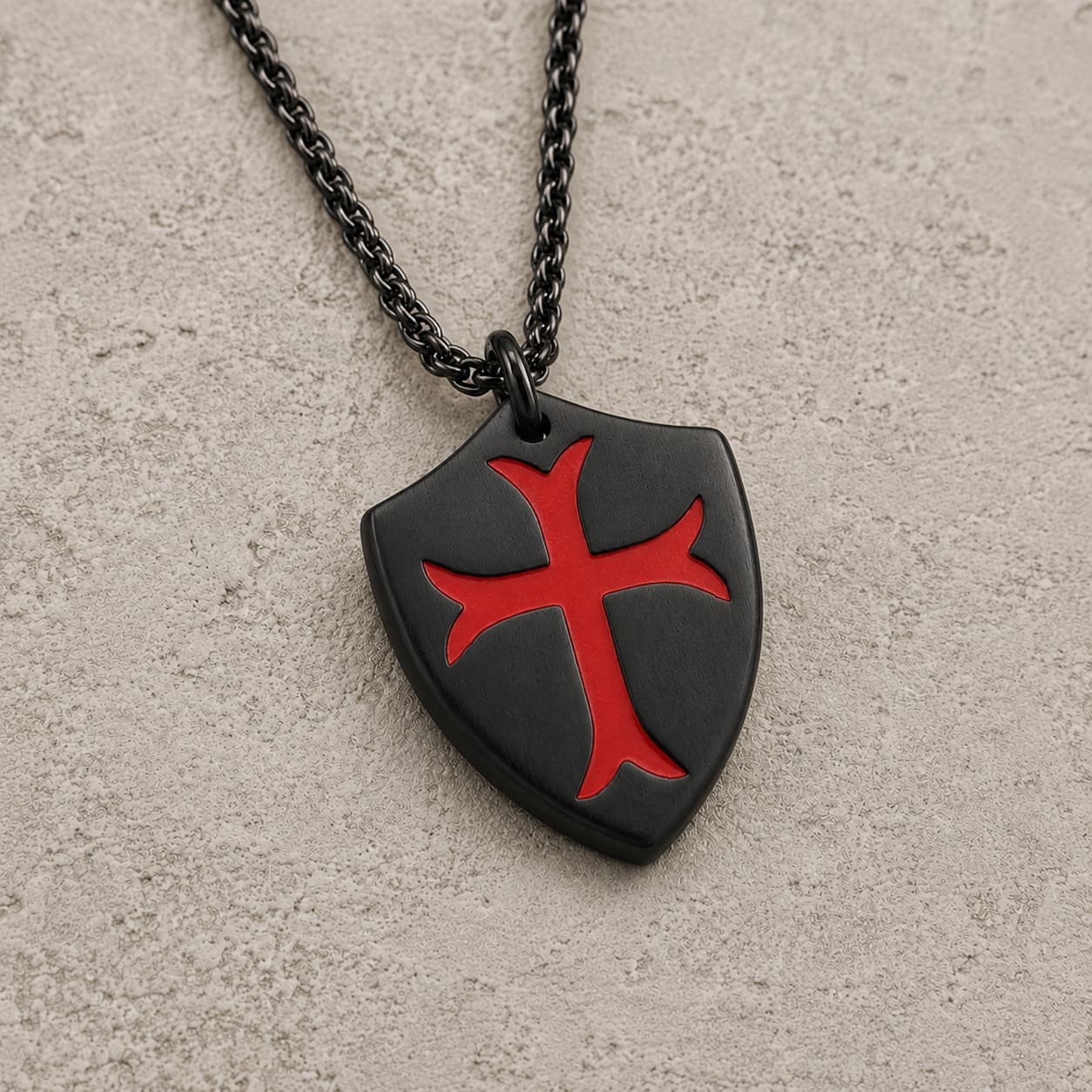 Collier de la Chevalerie version noire avec pendentif bouclier templier et croix rouge sur fond pierre médiévale