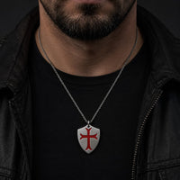 Collier de la Chevalerie porté par un homme avec tenue noire et pendentif bouclier templier visible