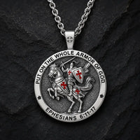 Collier du Chevalier de l’Armure de Dieu en argent 925 sur ardoise sombre