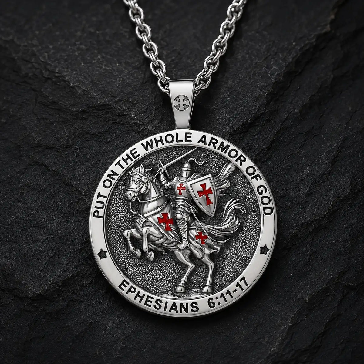 Collier du Chevalier de l’Armure de Dieu en argent 925 sur ardoise sombre