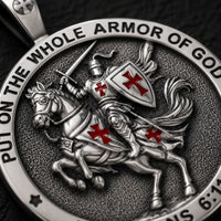 Gros plan du pendentif Chevalier de l’Armure de Dieu en argent 925 et croix rouges
