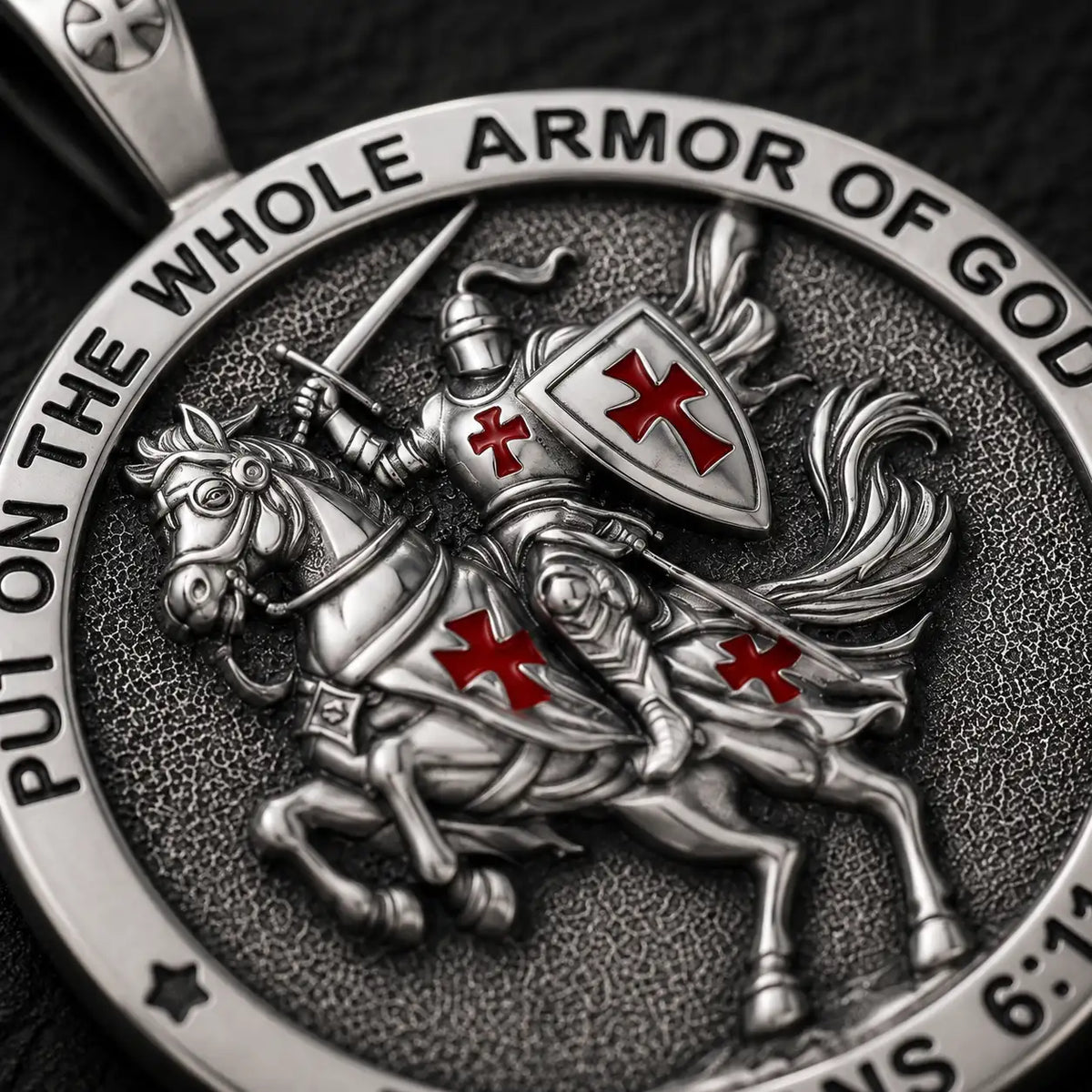 Gros plan du pendentif Chevalier de l’Armure de Dieu en argent 925 et croix rouges