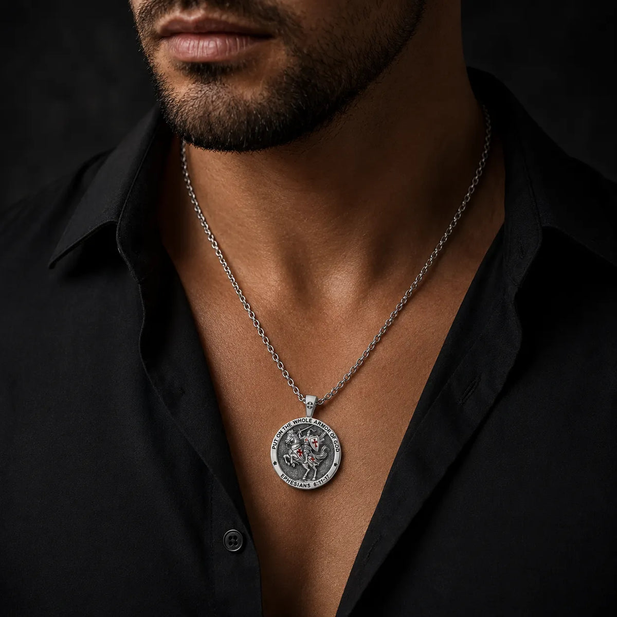 Collier du Chevalier de l’Armure de Dieu en argent 925 porté par un homme en tenue noire