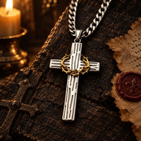 Collier de la Couronne d’Épines dans une ambiance sacrée avec bougie et parchemin