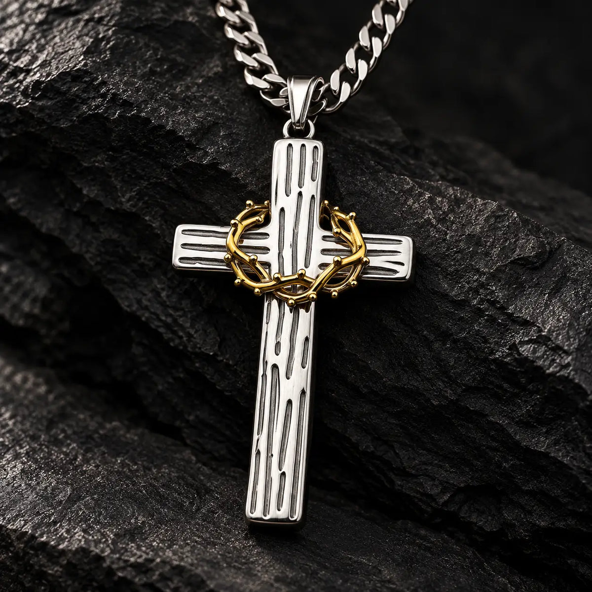 Collier de la Couronne d’Épines en acier argenté avec couronne dorée sur pierre sombre
