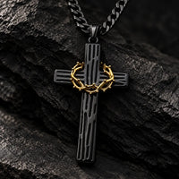 Collier de la Couronne d’Épines finition noire avec couronne dorée sur pierre sombre