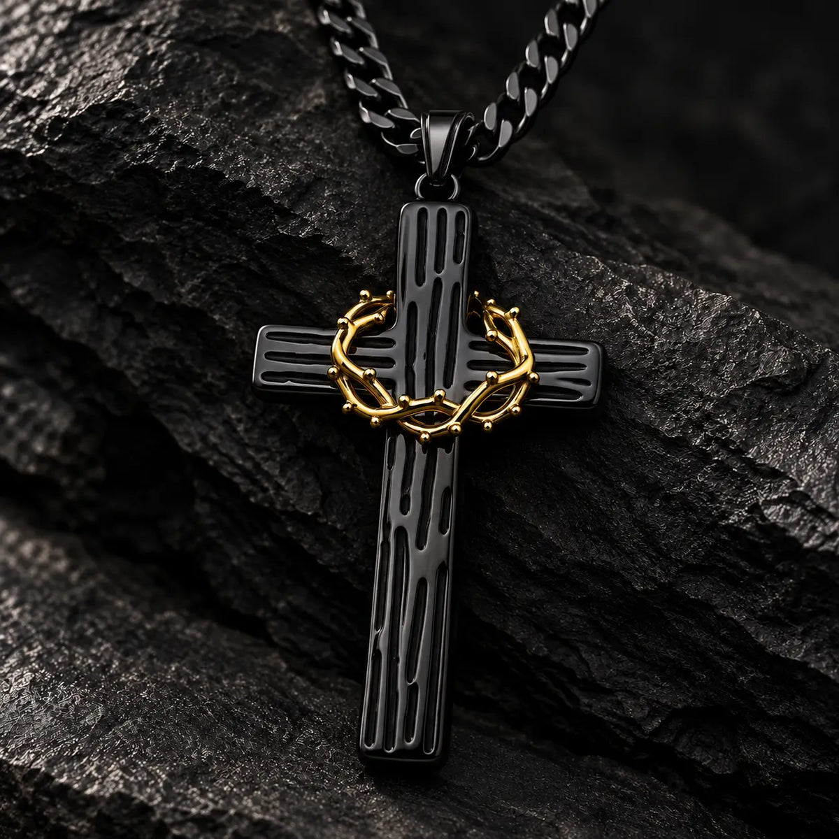 Collier de la Couronne d’Épines finition noire avec couronne dorée sur pierre sombre