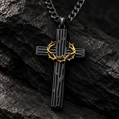 Collier de la Couronne d’Épines finition noire avec couronne dorée sur pierre sombre