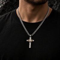 Collier de la Couronne d’Épines porté par un homme sur t-shirt noir