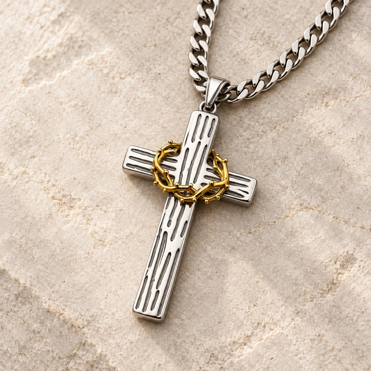 Collier de la Couronne d’Épines en acier argenté et doré sur pierre claire