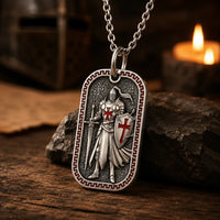 Collier du Croisé de l’Armure de Dieu en argent 925 dans un décor médiéval sombre