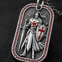Gros plan du pendentif Croisé de l’Armure de Dieu en argent 925 avec croix rouges