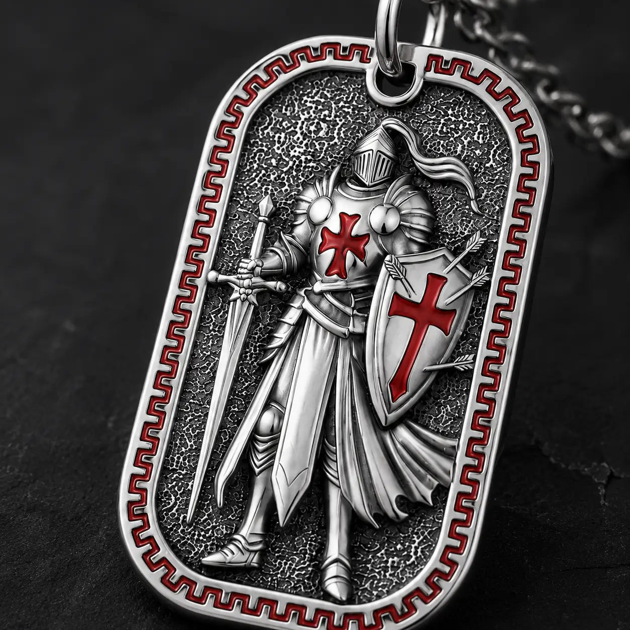 Gros plan du pendentif Croisé de l’Armure de Dieu en argent 925 avec croix rouges