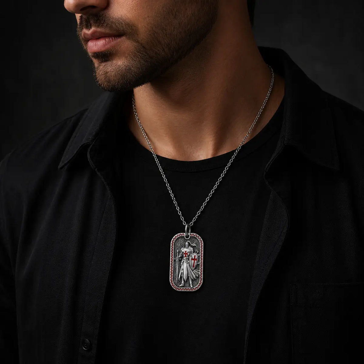 Collier du Croisé de l’Armure de Dieu en argent 925 porté par un homme en tenue noire