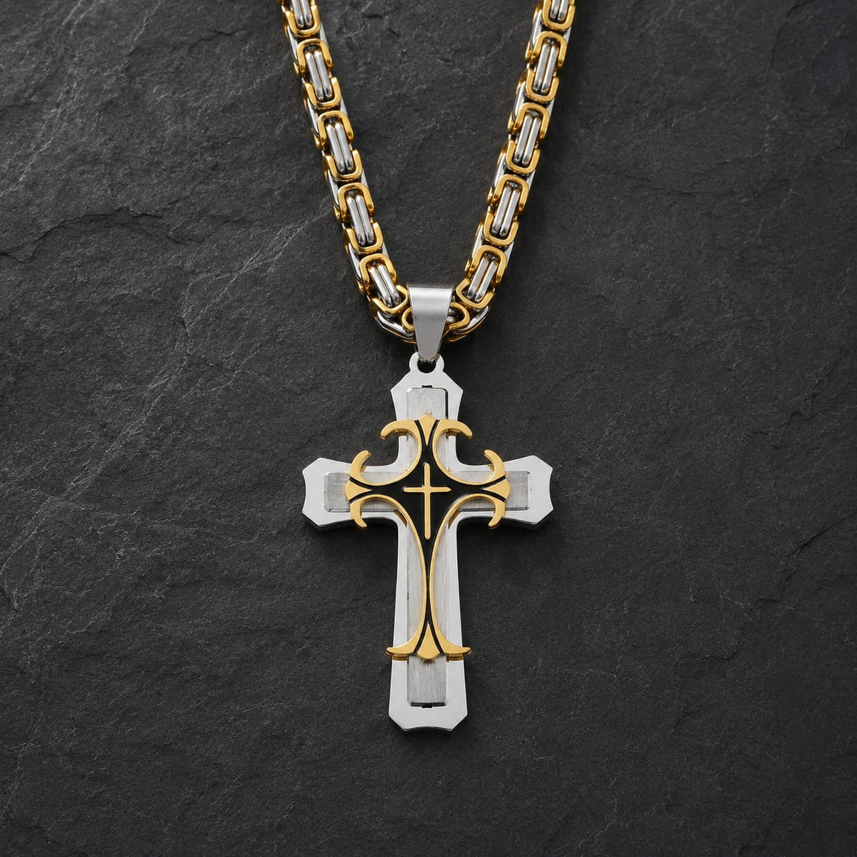 Collier Croisé de l’Espoir en acier inoxydable avec pendentif croix bicolore doré et argenté sur ardoise sombre
