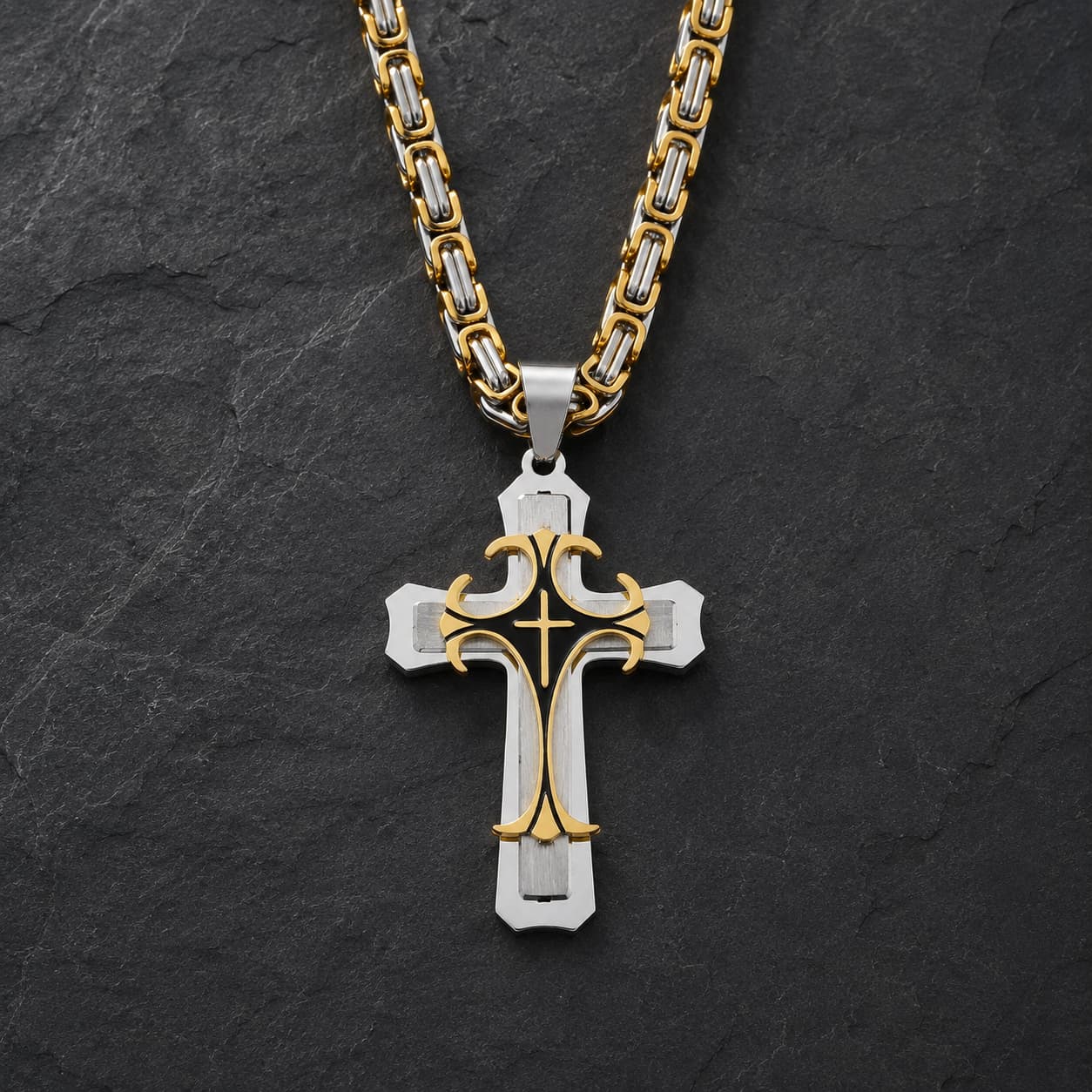 Collier Croisé de l’Espoir en acier inoxydable avec pendentif croix bicolore doré et argenté sur ardoise sombre