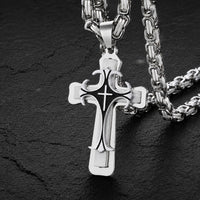 Collier Croisé de l’Espoir en acier inoxydable argenté avec pendentif croix et chaîne épaisse sur ardoise sombre