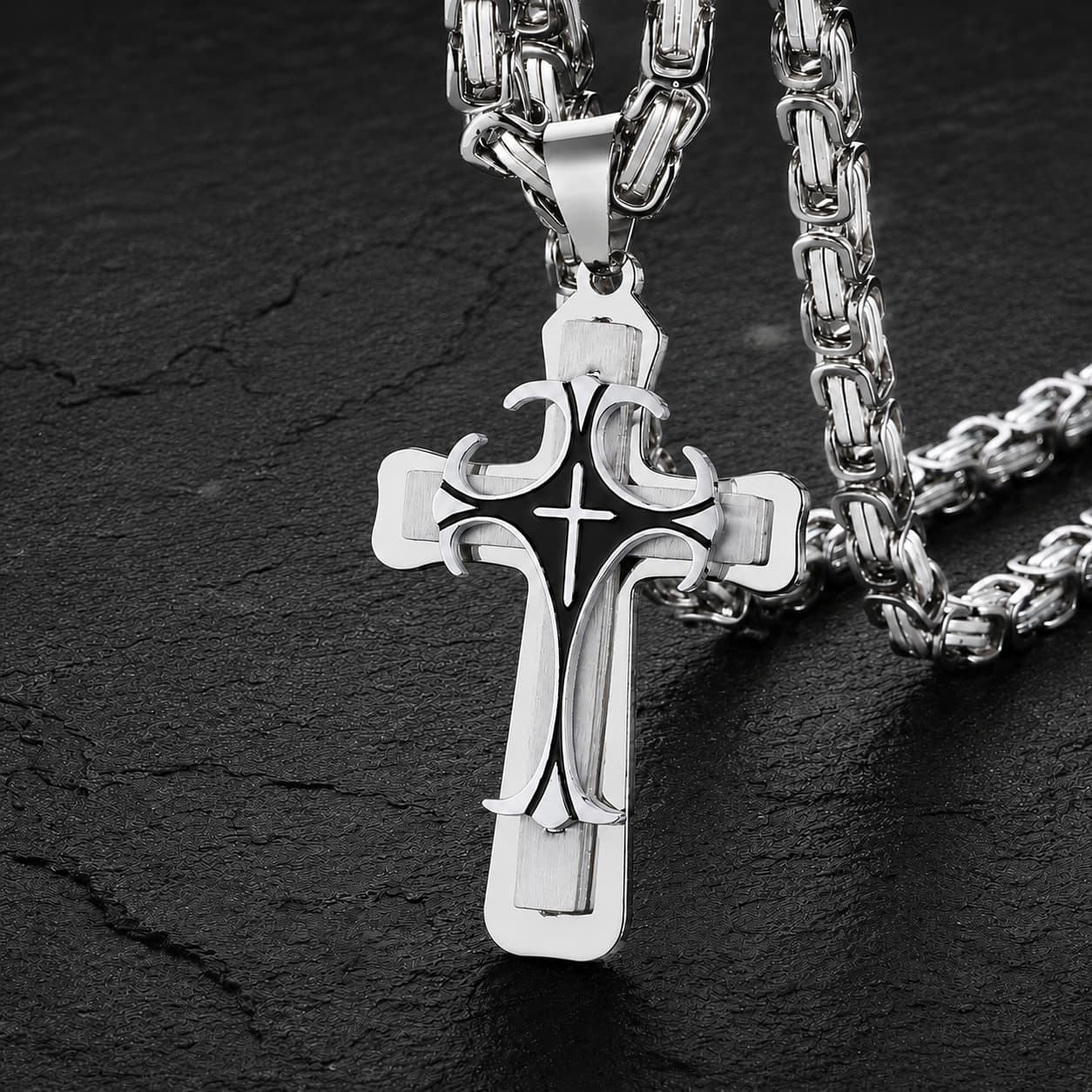 Collier Croisé de l’Espoir en acier inoxydable argenté avec pendentif croix et chaîne épaisse sur ardoise sombre