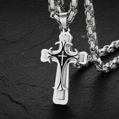 Collier Croisé de l’Espoir en acier inoxydable argenté avec pendentif croix et chaîne épaisse sur ardoise sombre