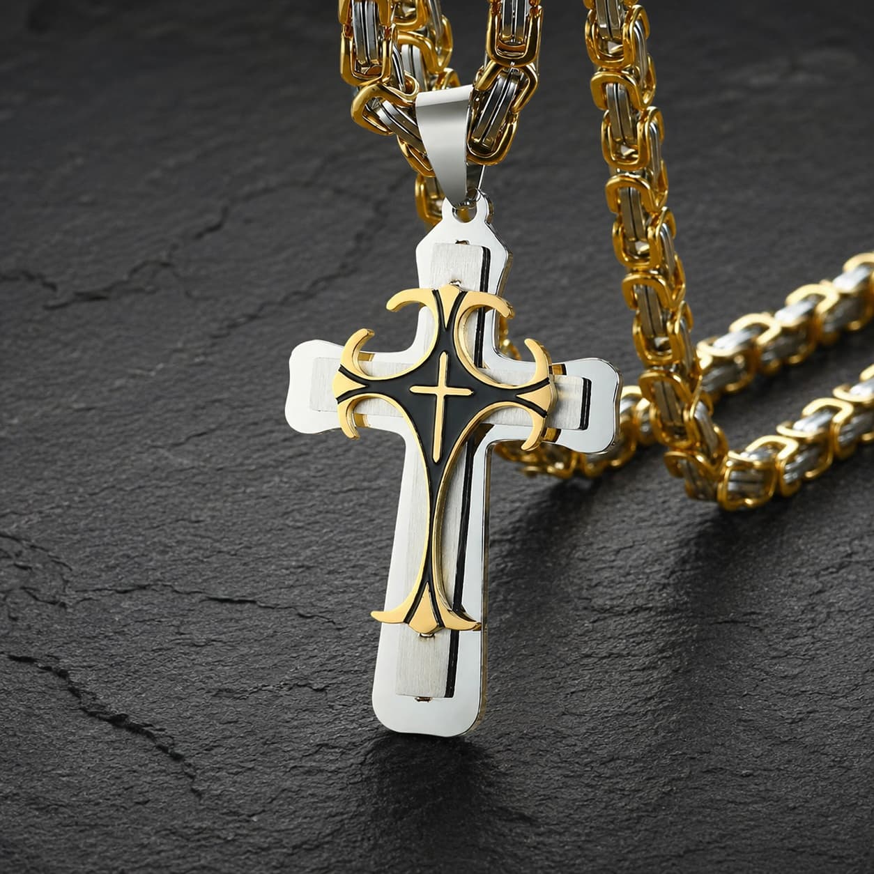 Collier Croisé de l’Espoir en acier inoxydable bicolore doré et argenté avec pendentif croix sur ardoise sombre