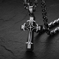 Collier Croisé de l’Espoir en acier inoxydable noir et argenté avec pendentif croix sur fond ardoise sombre