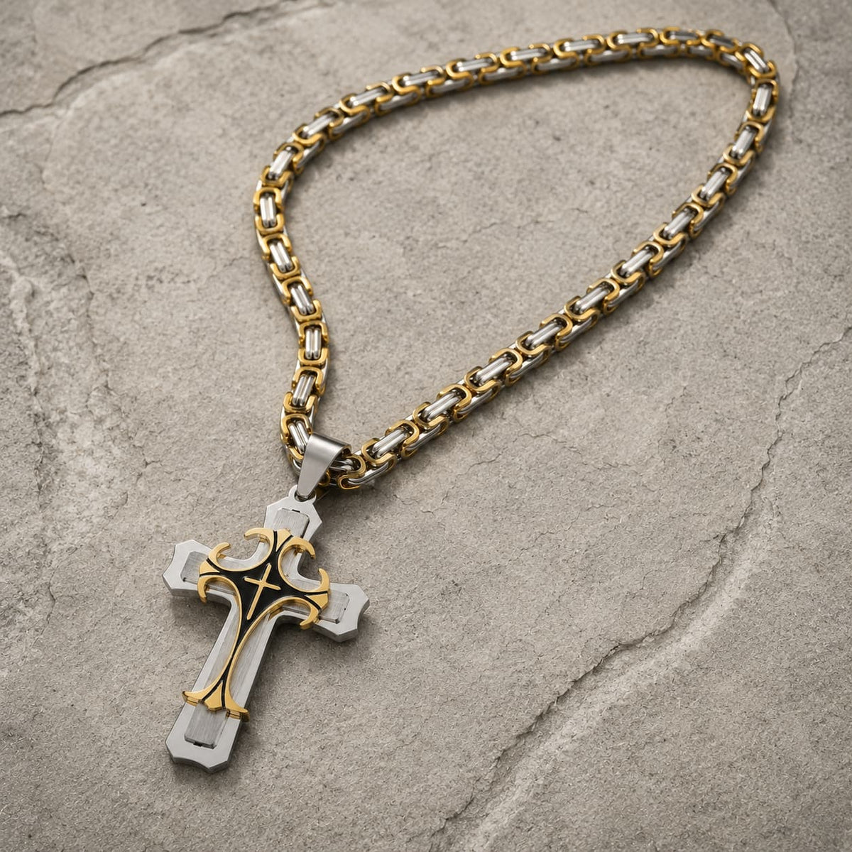 Collier Croisé de l’Espoir en acier inoxydable avec chaîne bicolore et pendentif croix sur pierre médiévale claire