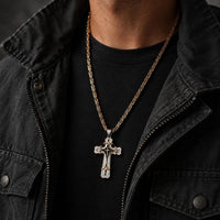 Collier Croisé de l’Espoir en acier inoxydable porté par un homme avec tenue noire et veste sombre