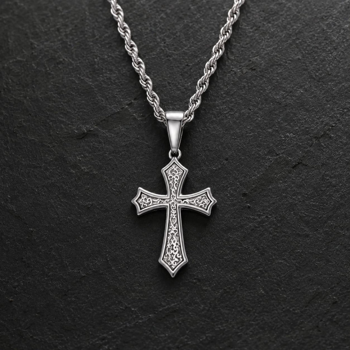 Collier Croix d’Espérance en acier inoxydable avec pendentif croix argentée sur fond anthracite
