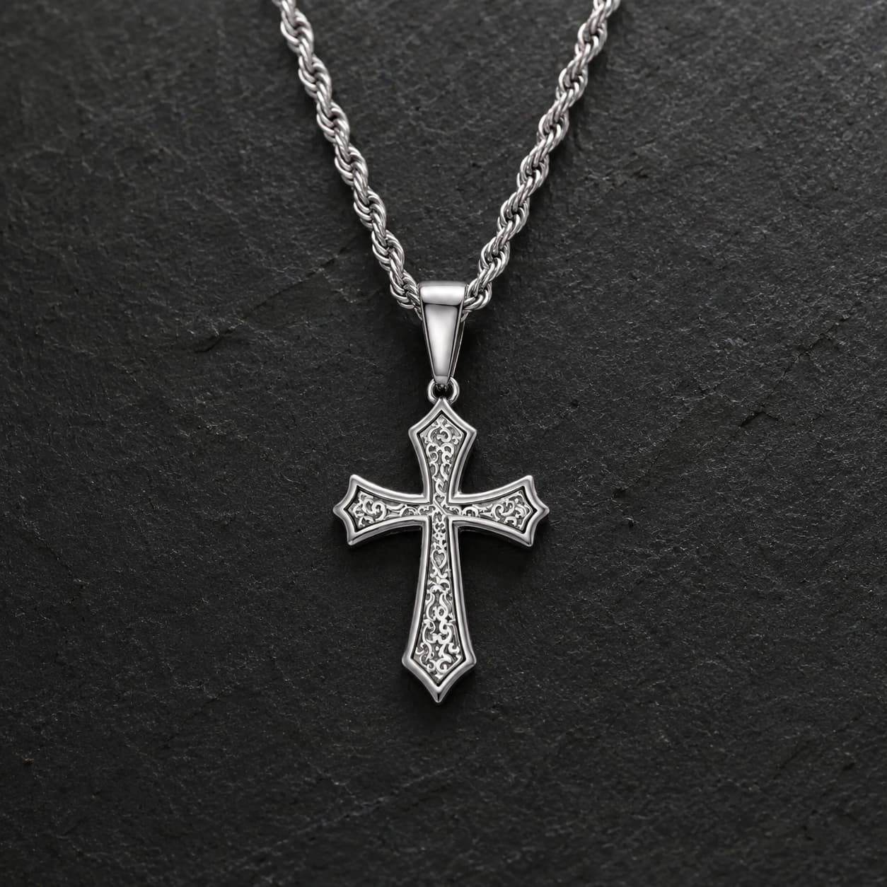 Collier Croix d’Espérance en acier inoxydable avec pendentif croix argentée sur fond anthracite