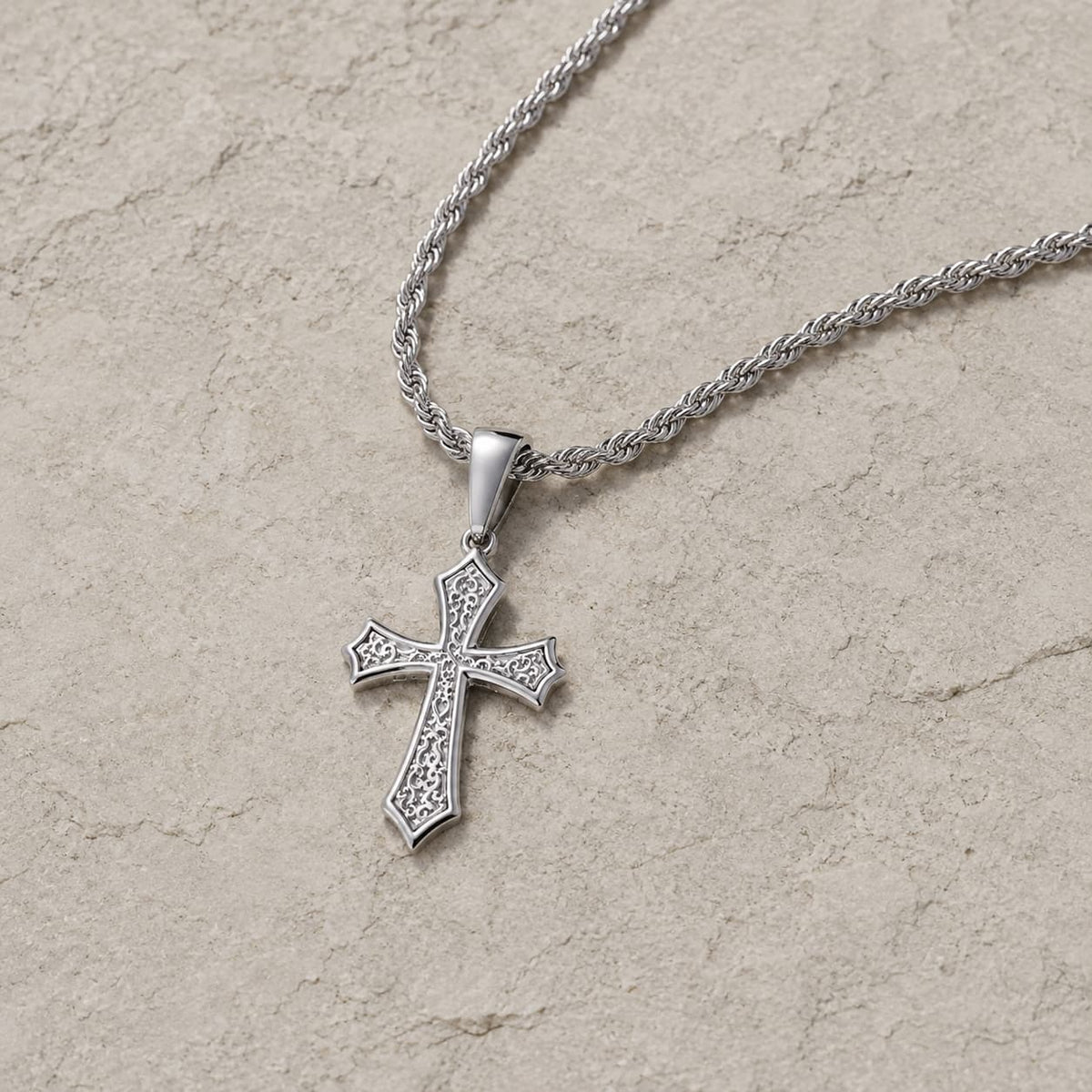 Collier Croix d’Espérance avec croix argentée posée sur pierre médiévale claire