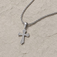 Collier Croix d’Espérance avec croix argentée posée sur pierre médiévale claire