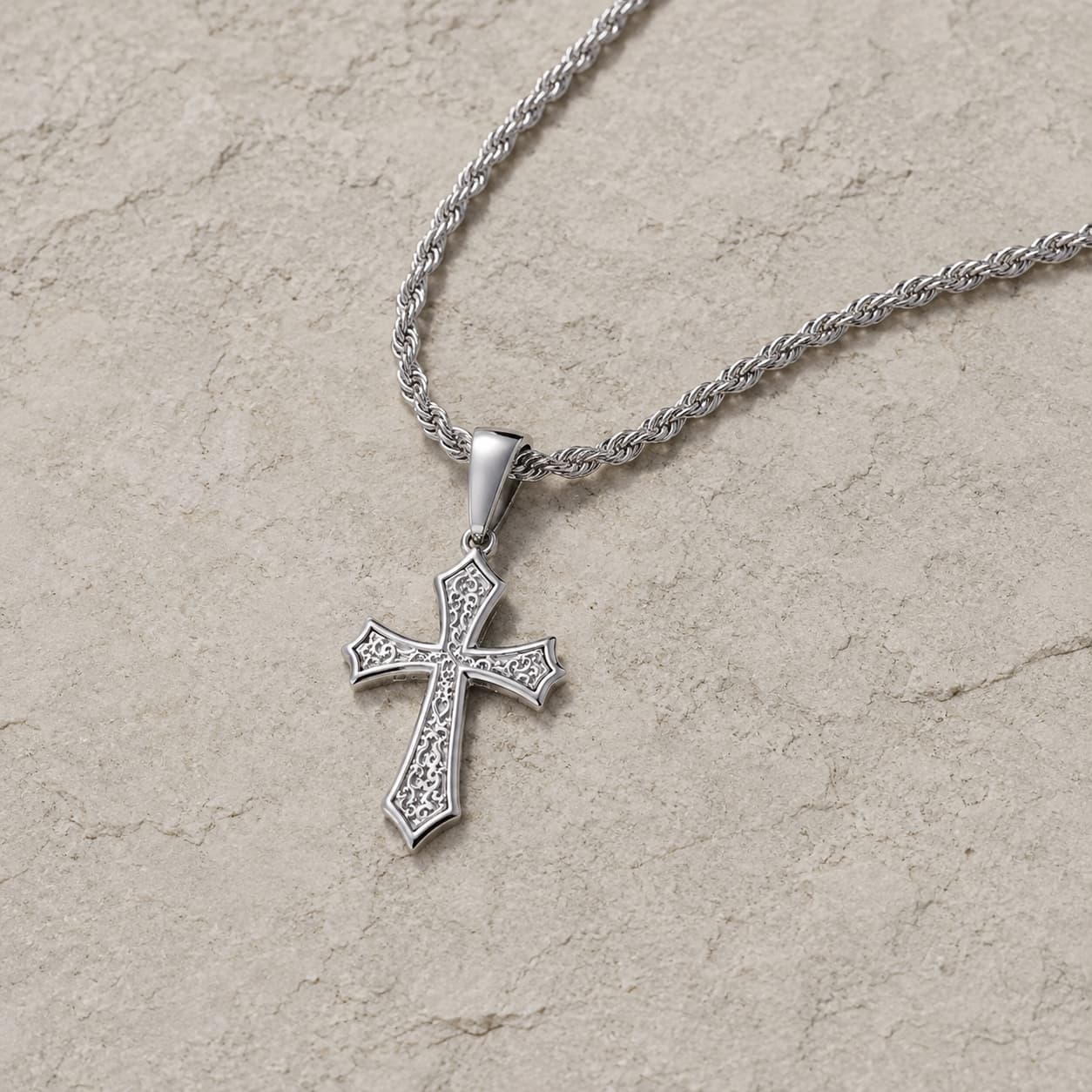 Collier Croix d’Espérance avec croix argentée posée sur pierre médiévale claire