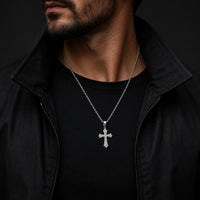 Collier Croix d’Espérance porté par un homme avec tenue noire et veste sombre