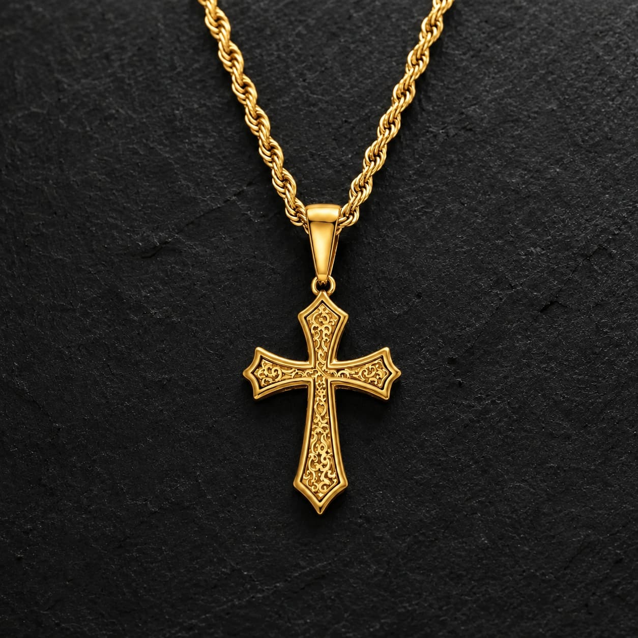 Variante dorée du Collier Croix d’Espérance sur fond anthracite texturé
