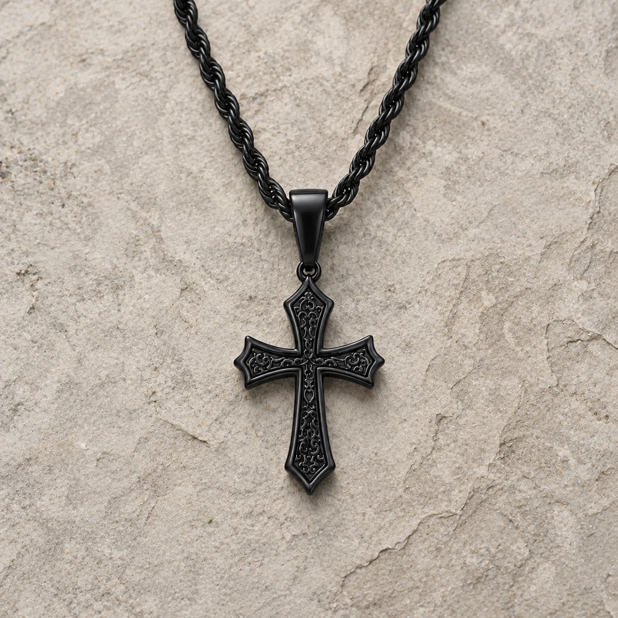 Variante noire du Collier Croix d’Espérance sur pierre médiévale claire