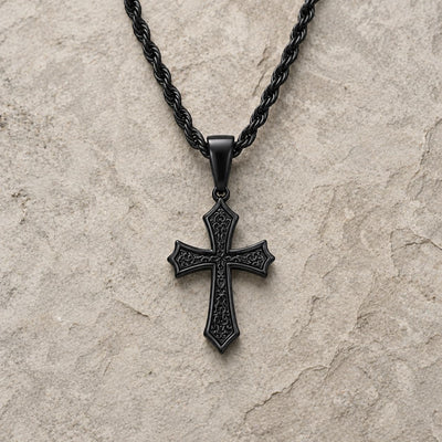 Variante noire du Collier Croix d’Espérance sur pierre médiévale claire