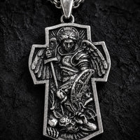 Gros plan du pendentif Saint Michel du Collier Croix de l’Archange en alliage de zinc