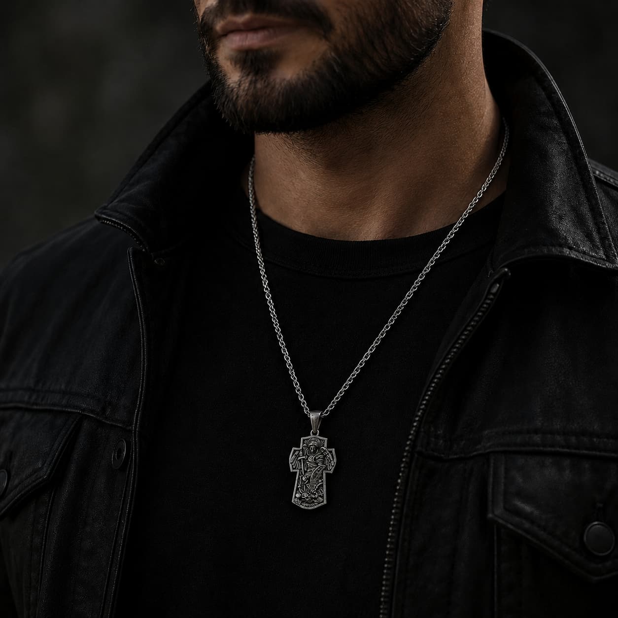 Homme portant le Collier Croix de l’Archange en alliage de zinc avec pendentif Saint Michel et veste noire
